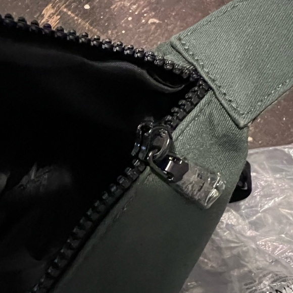 COACH army green duffle bag. Used it for a weekend trip and zipper broke - Picture 7 of 8